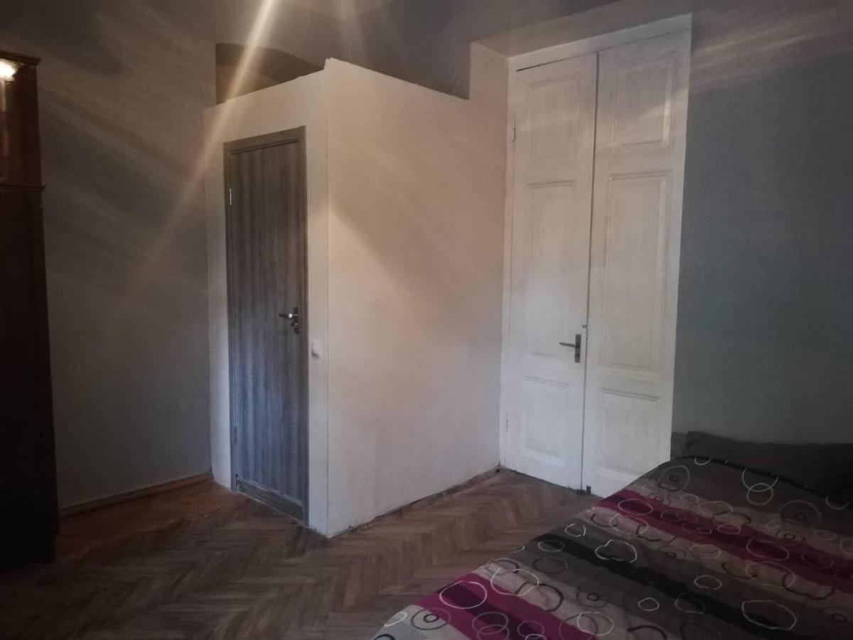 Eka'S Apartment On Marjanishvili Tbilisi Luaran gambar