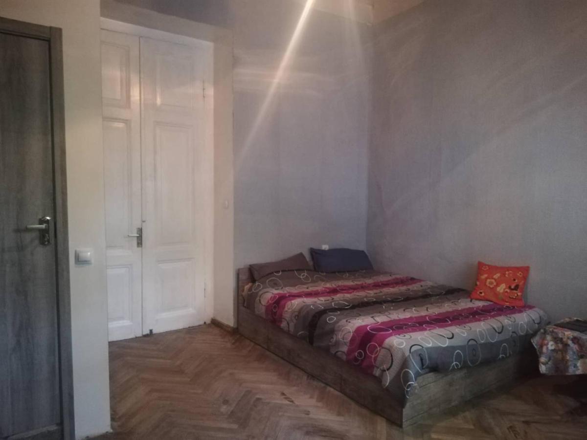 Eka'S Apartment On Marjanishvili Tbilisi Luaran gambar
